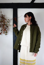 画像をギャラリービューアに読み込む, KAMIKOCHI ショート丈 バンドカラー 袖リブ 綿麻ウール (EDEN GREEN)