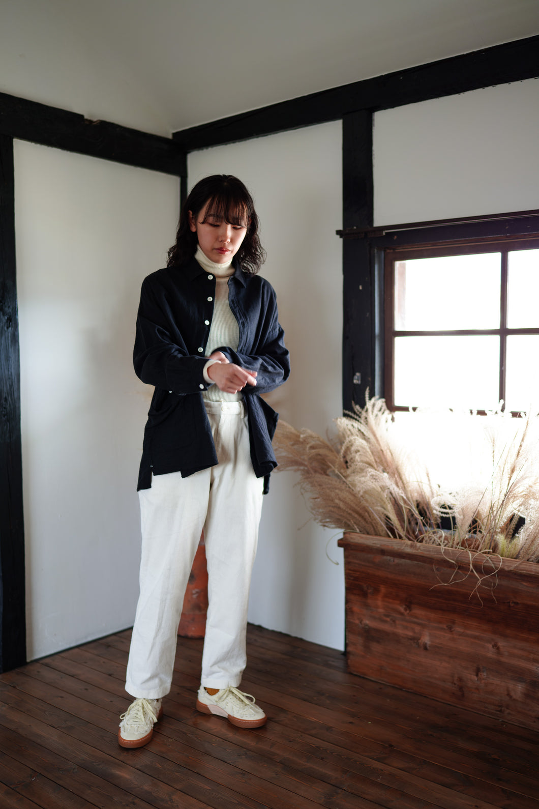 KAMIKOCHI  ショート丈 レギュラーカラー 袖リブ 綿麻ウール（BLACK）